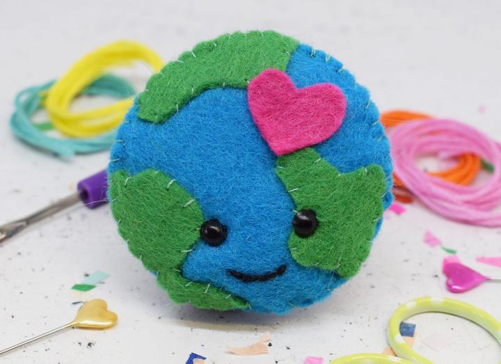 Earth love felt sewing kit