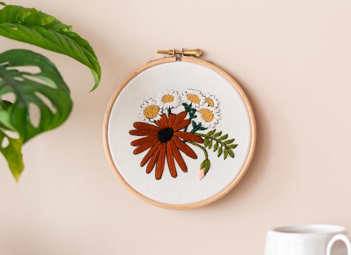 Retro daisies embroidery kit