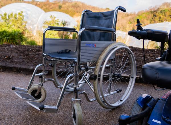 Self propelled wheelchair