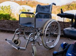 Self propelled wheelchair
