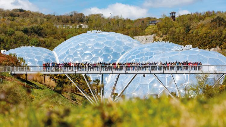 eden-project-people-waving-on-bridge