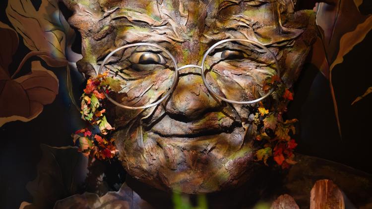 Tree Giant sculpture with glasses