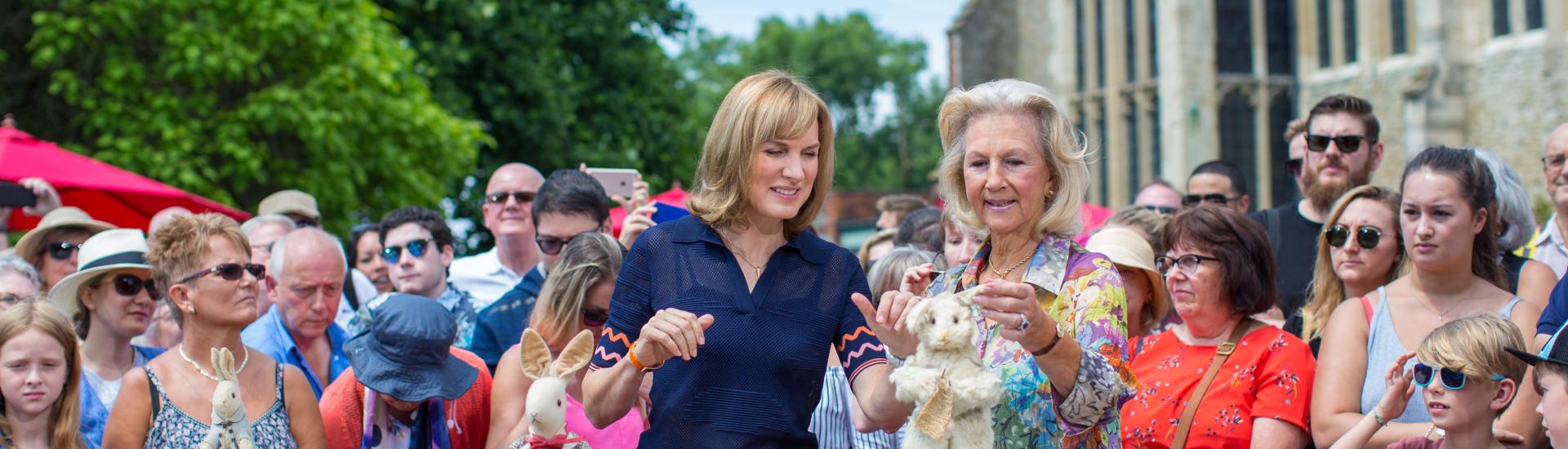 Fiona Bruce with crowd of people at the Antiques Roadshow
